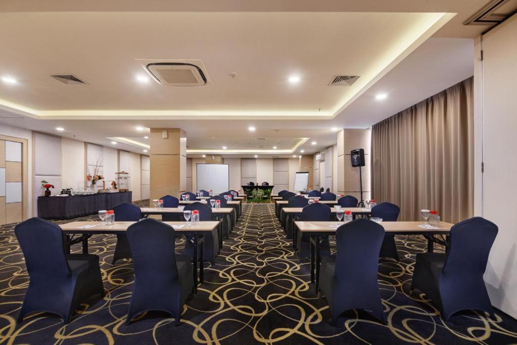 Quest Hotel Darmo - Surabaya By Aston Εξωτερικό φωτογραφία