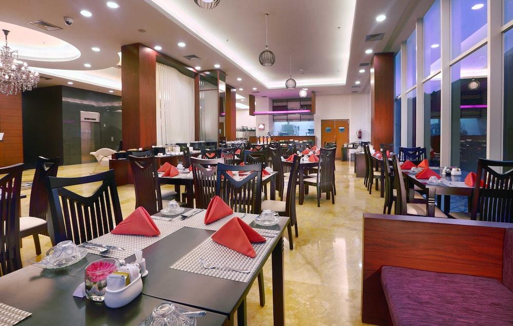Quest Hotel Darmo - Surabaya By Aston Εξωτερικό φωτογραφία