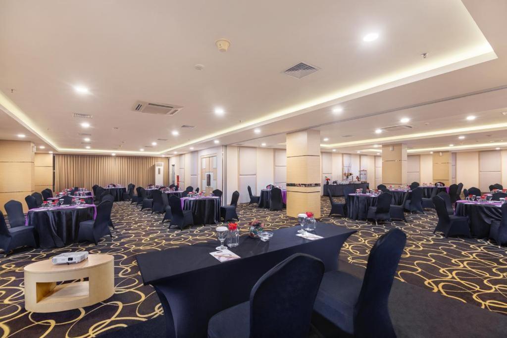 Quest Hotel Darmo - Surabaya By Aston Εξωτερικό φωτογραφία